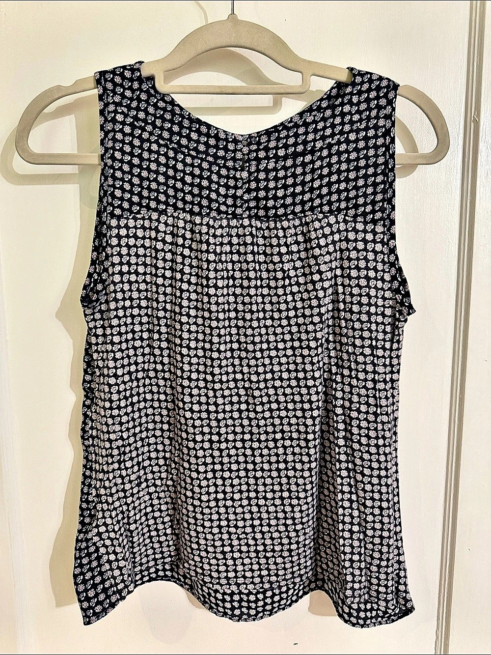 LOFT Floral Sleeveless Blouse in Blue & White Size Small Like New